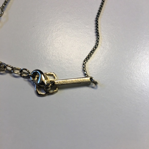 Kendra Scott LEANOR Bar Pendant Necklace Gold - Picture 9 of 11